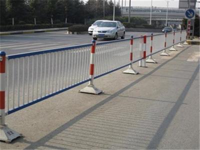 金輝涂裝設施廠(在線咨詢)|黑龍江道路護欄|城區(qū)道路護欄