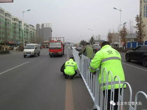 延吉市公安局交警大隊設(shè)施中隊為部分道路安裝道路隔離護欄
