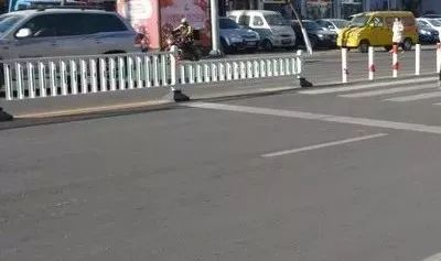 松山轄區(qū)部分道路交通設(shè)施 標(biāo)線進行了改造,有的路口增添了電子警察