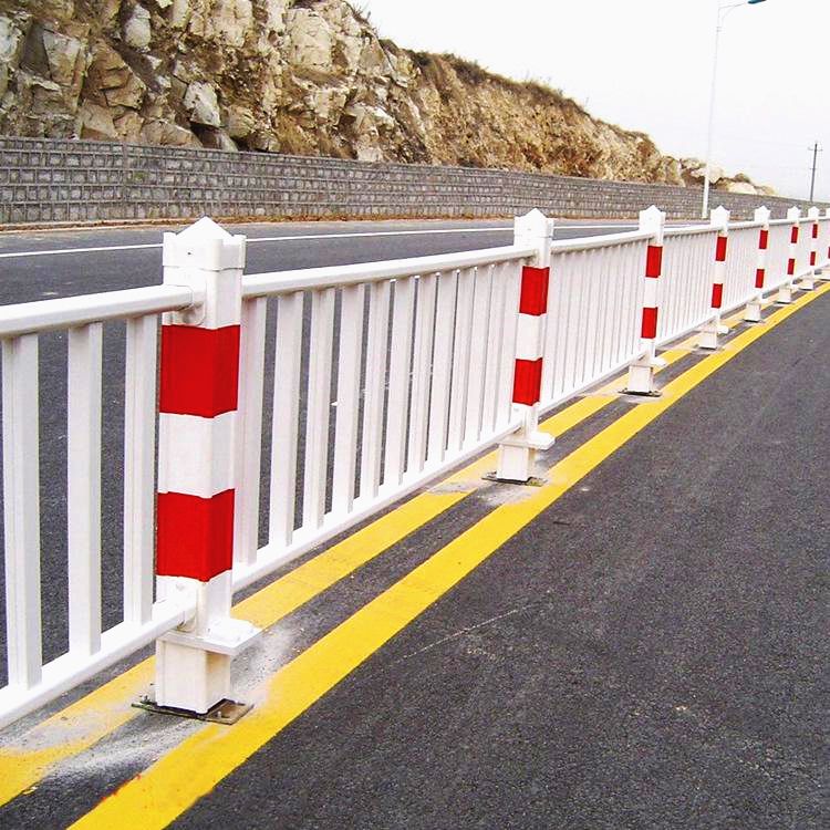 供應(yīng)高速道路交通安全隔離防撞護欄廠家批發(fā)市政交通設(shè)施道路護欄